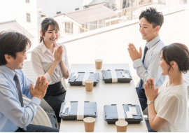 4人集まってお弁当を食べる